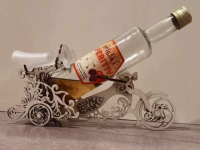 Motor za žgano pijačo in dva kozarčka