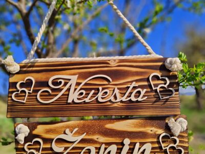 Lesena tablica z napisom NEVESTA & ŽENIN