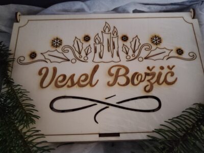 Škatlica z novoletnimi okraski